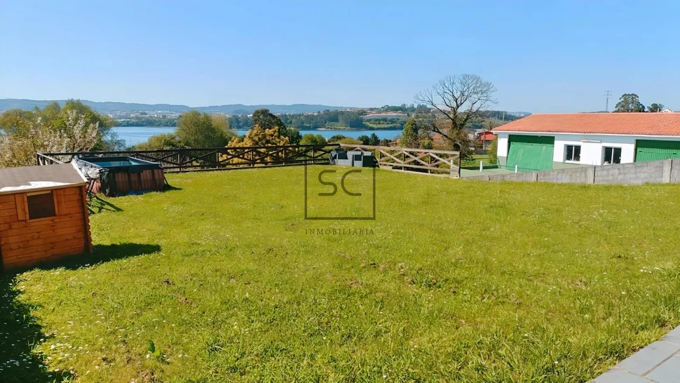 Amplia casa con vistas a la ría en fene