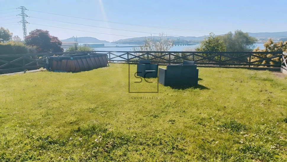 Amplia casa con vistas a la ría en fene