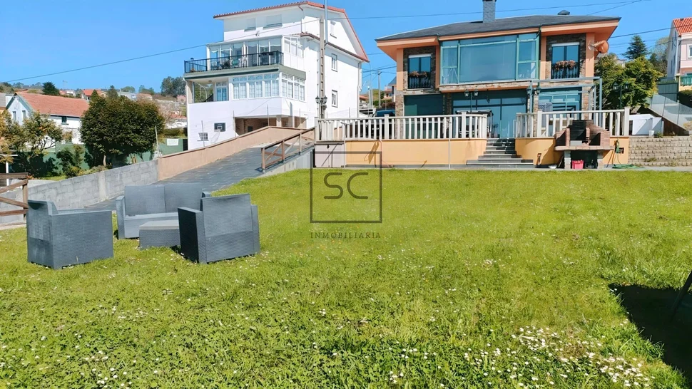 Amplia casa con vistas a la ría en fene