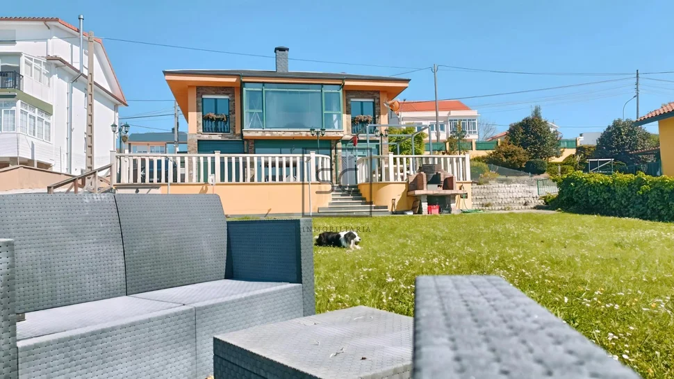 Amplia casa con vistas a la ría en fene