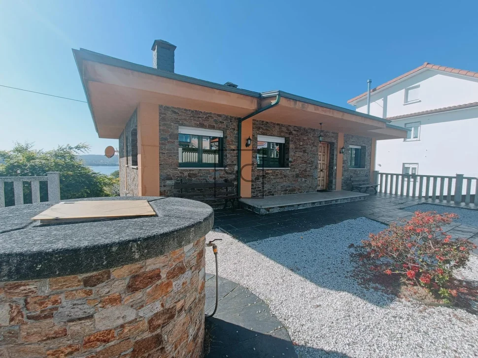 Amplia casa con vistas a la ría en fene