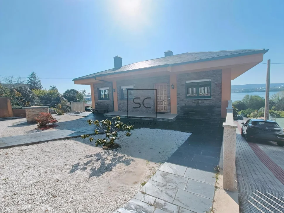 Amplia casa con vistas a la ría en fene