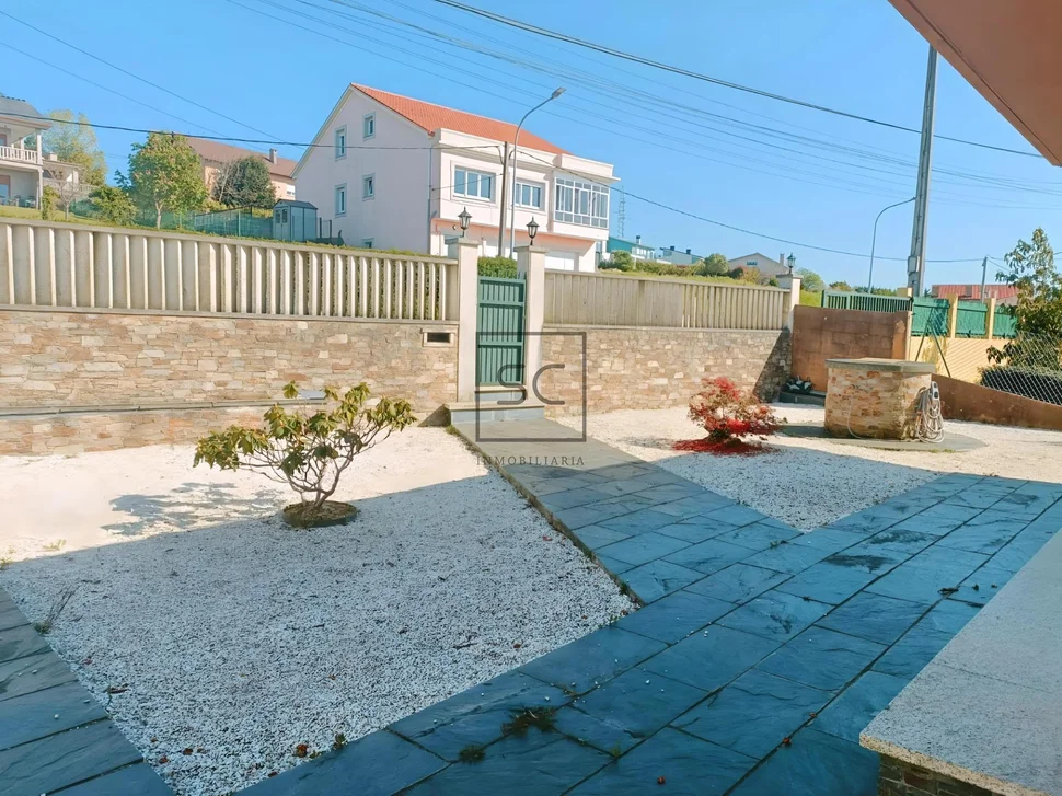 Amplia casa con vistas a la ría en fene