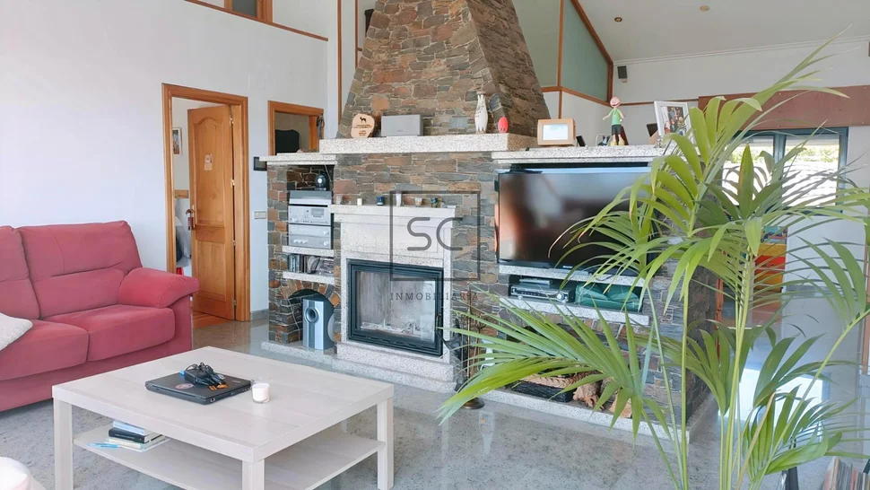 Amplia casa con vistas a la ría en fene