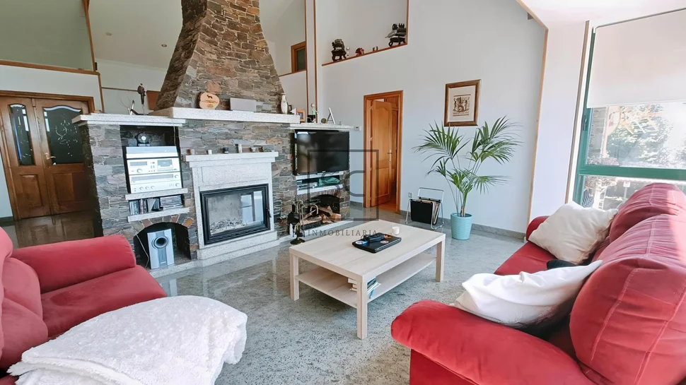 Amplia casa con vistas a la ría en fene