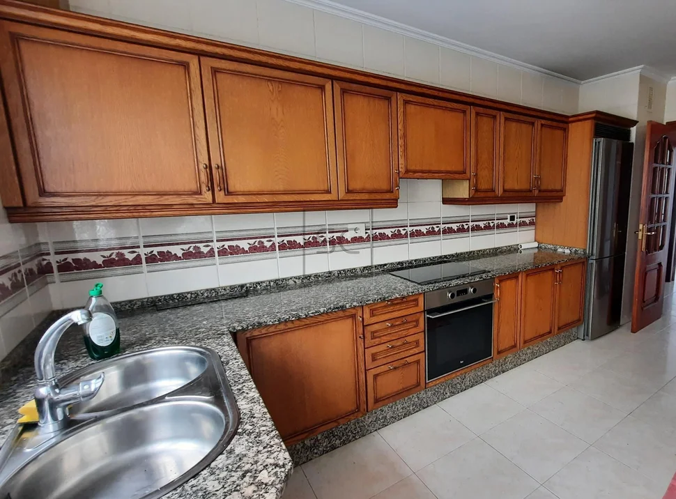 Amplio piso sin amueblar en el centro de la ciudad