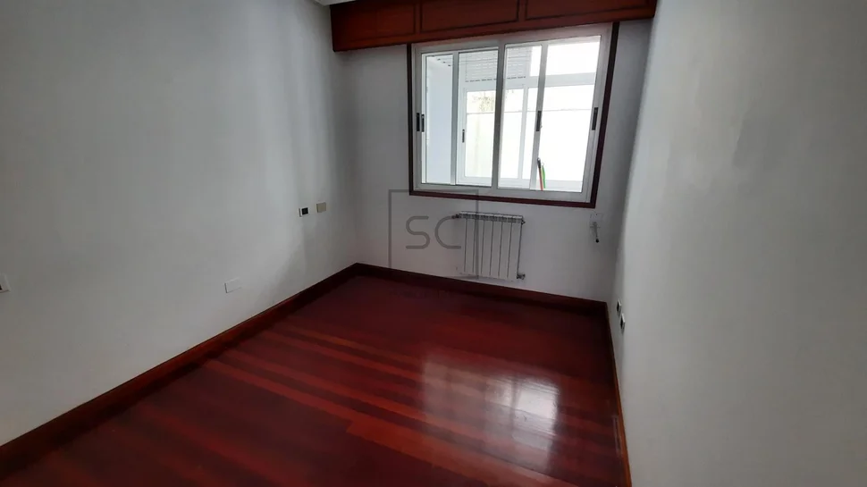 Amplio piso sin amueblar en el centro de la ciudad