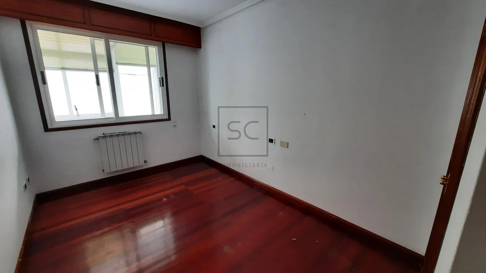 Amplio piso sin amueblar en el centro de la ciudad