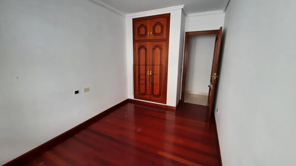 Amplio piso sin amueblar en el centro de la ciudad