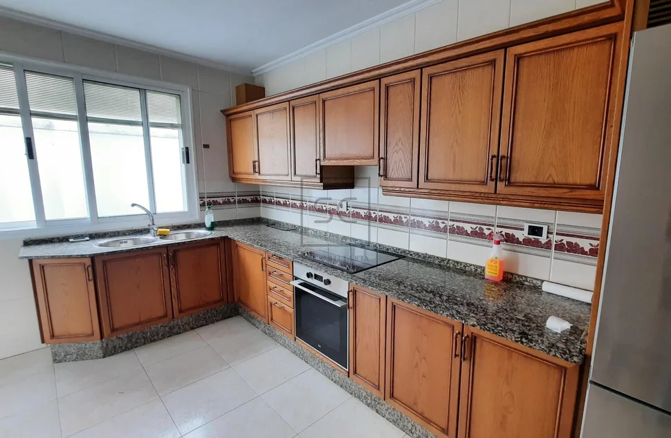 Amplio piso sin amueblar en el centro de la ciudad