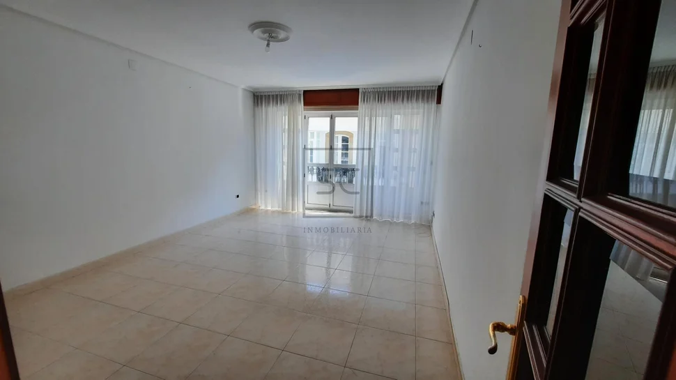 Amplio piso sin amueblar en el centro de la ciudad