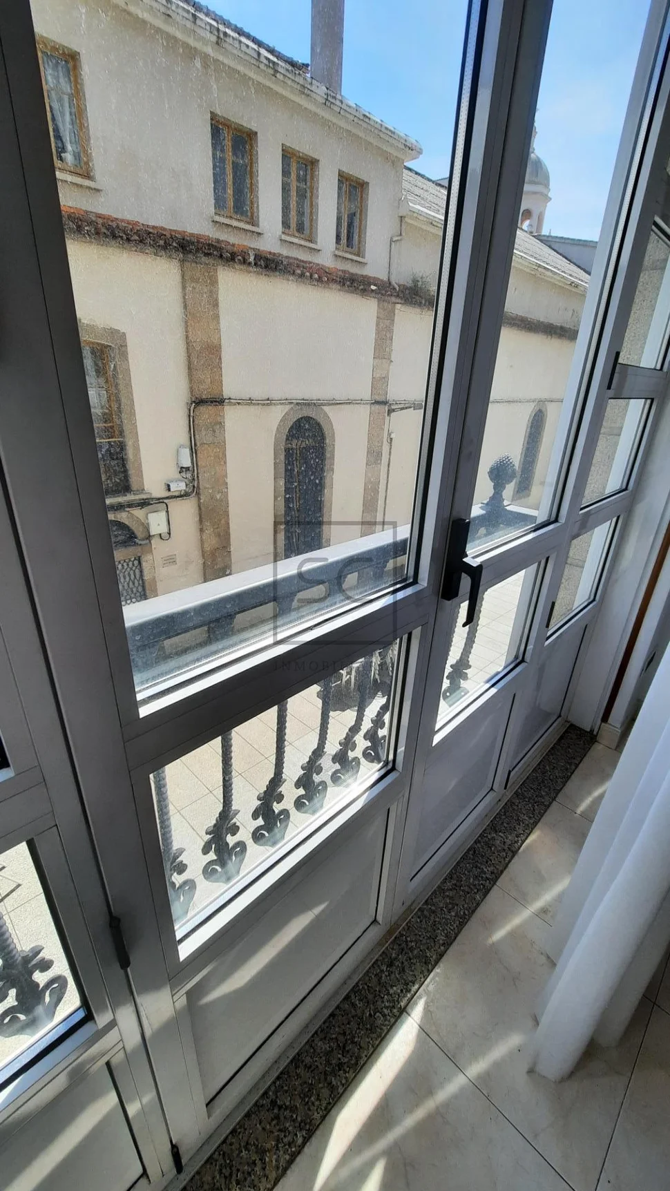 Amplio piso sin amueblar en el centro de la ciudad