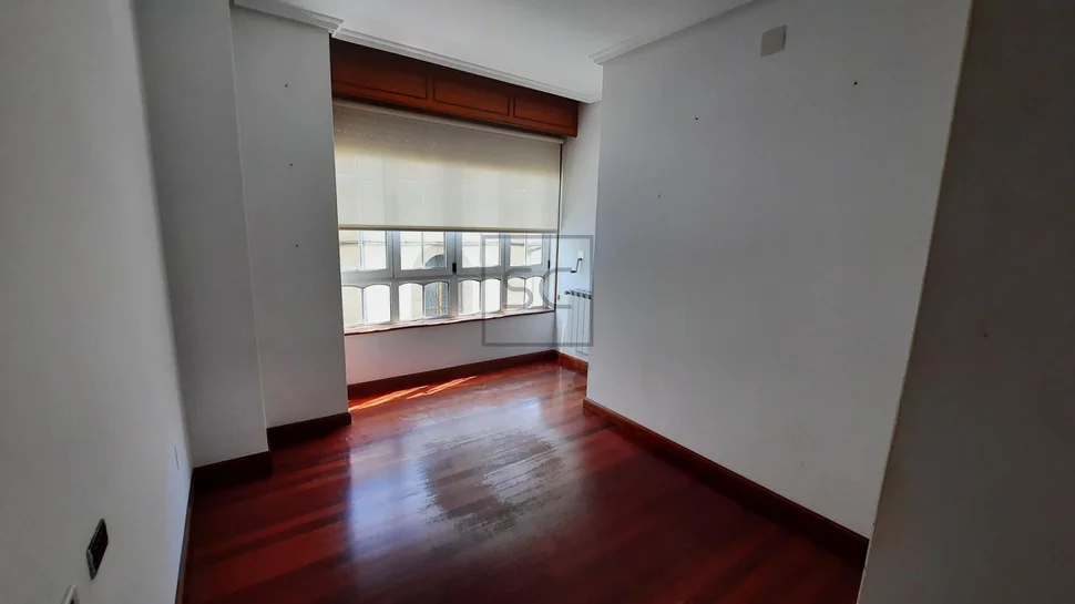 Amplio piso sin amueblar en el centro de la ciudad