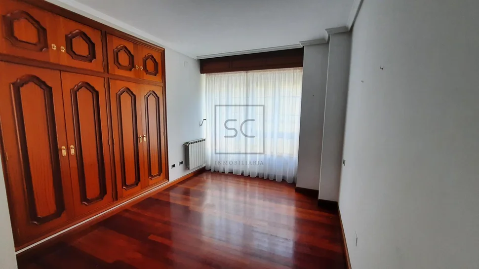 Amplio piso sin amueblar en el centro de la ciudad