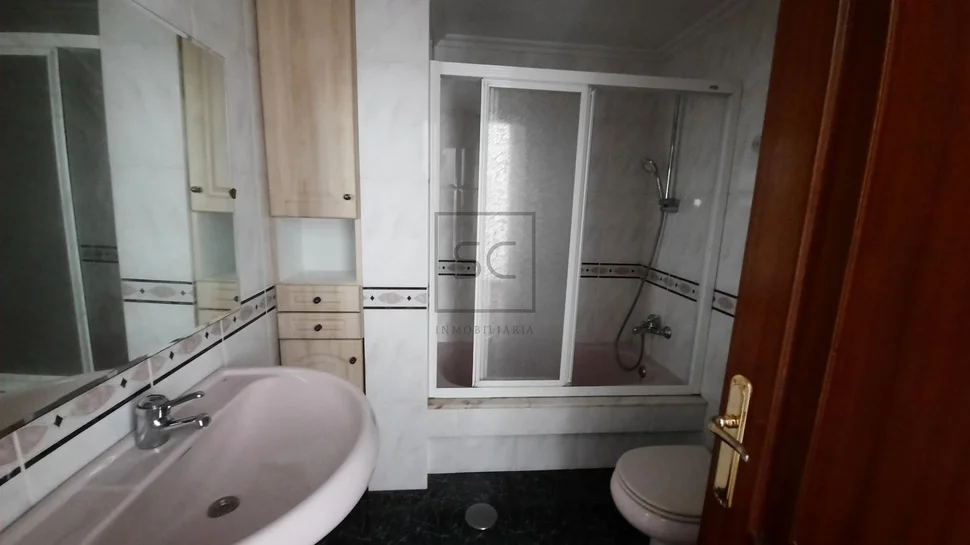 Amplio piso sin amueblar en el centro de la ciudad