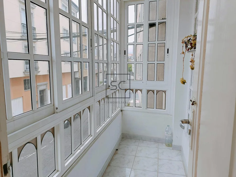 Luminoso edificio con finca en santa cecilia, narón