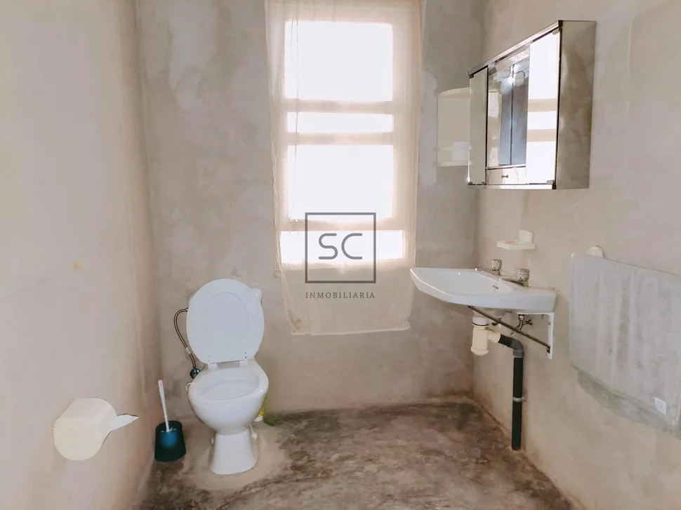 Luminoso edificio con finca en santa cecilia, narón