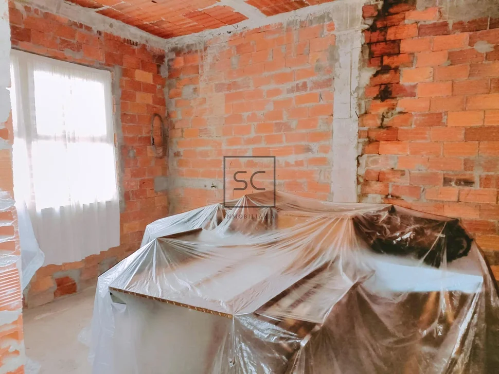 Luminoso edificio con finca en santa cecilia, narón