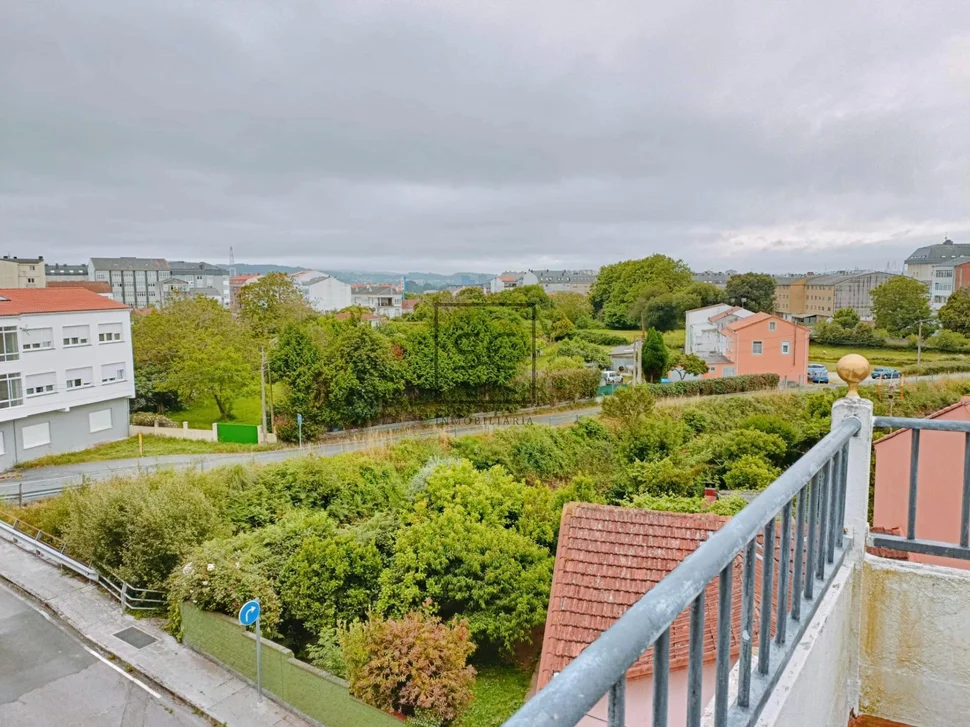 Luminoso edificio con finca en santa cecilia, narón