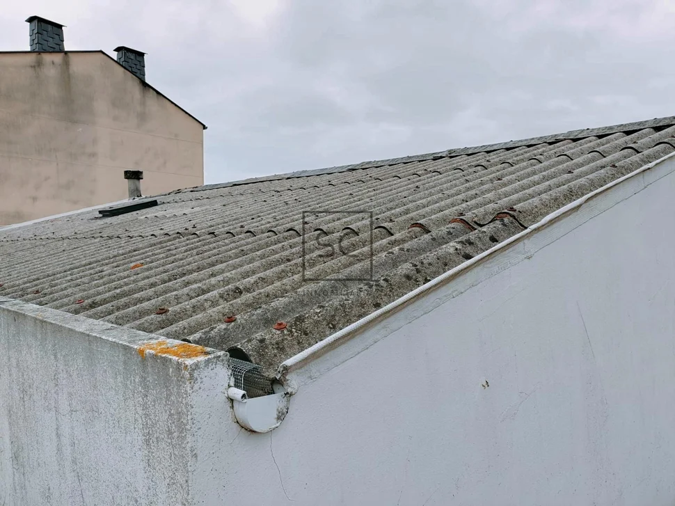Luminoso edificio con finca en santa cecilia, narón
