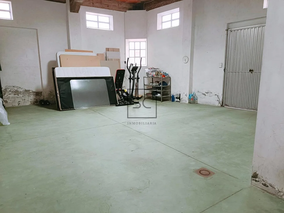 Luminoso edificio con finca en santa cecilia, narón