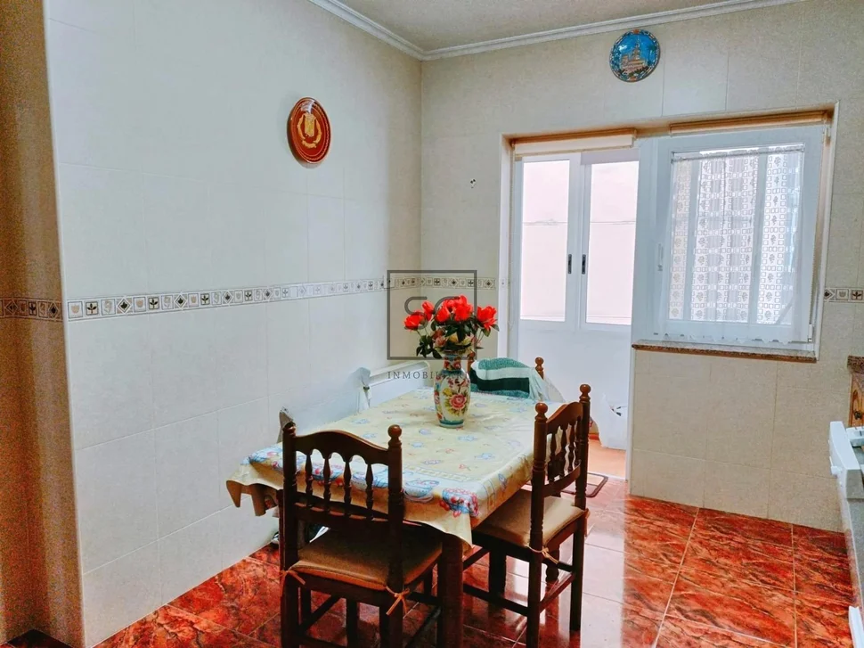 Luminoso edificio con finca en santa cecilia, narón