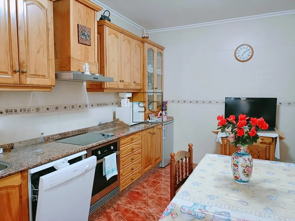 Luminoso edificio con finca en santa cecilia, narón