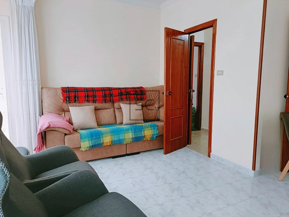 Luminoso edificio con finca en santa cecilia, narón