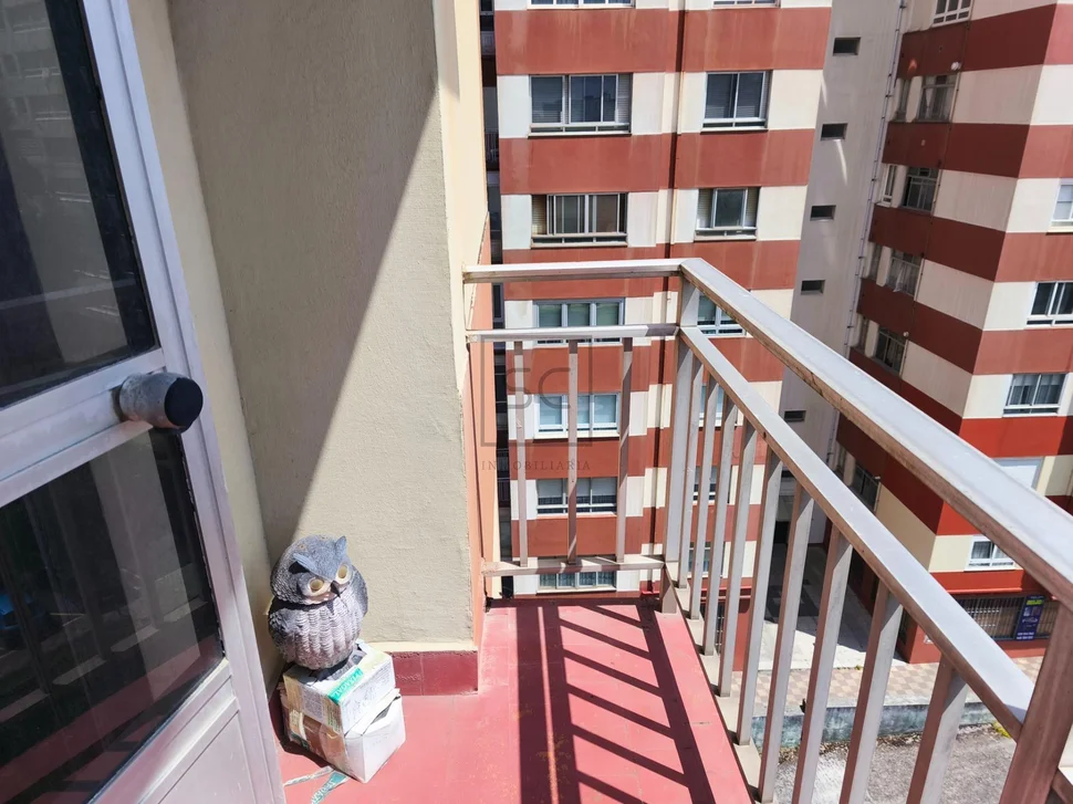 Piso con terraza y balcón en caranza-ferrol