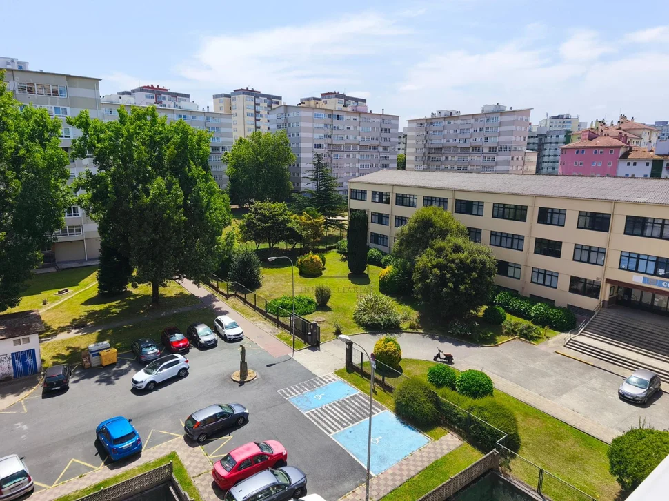 Piso con terraza y balcón en caranza-ferrol