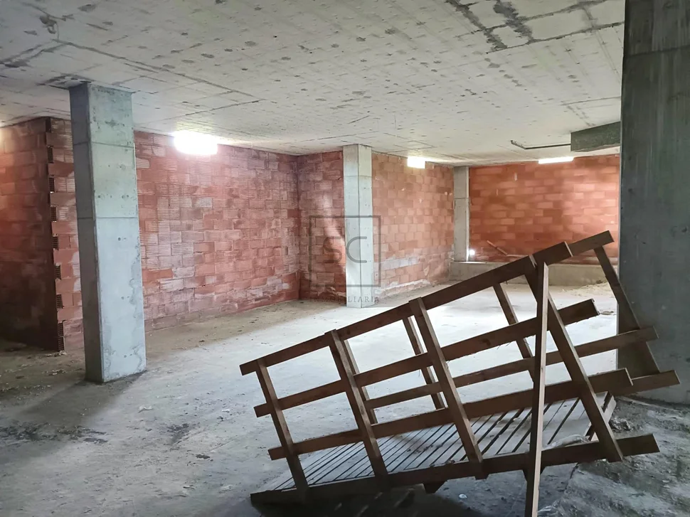 Bajo comercial en el alto del castaño, narón