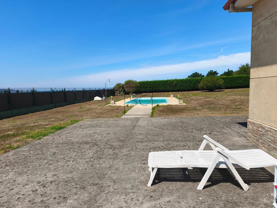 Chalet con piscina en ares