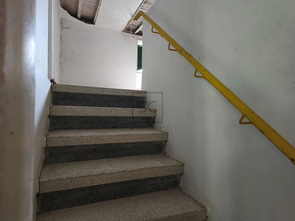 Casa de piedra con hórreo y finca en san sandurniño