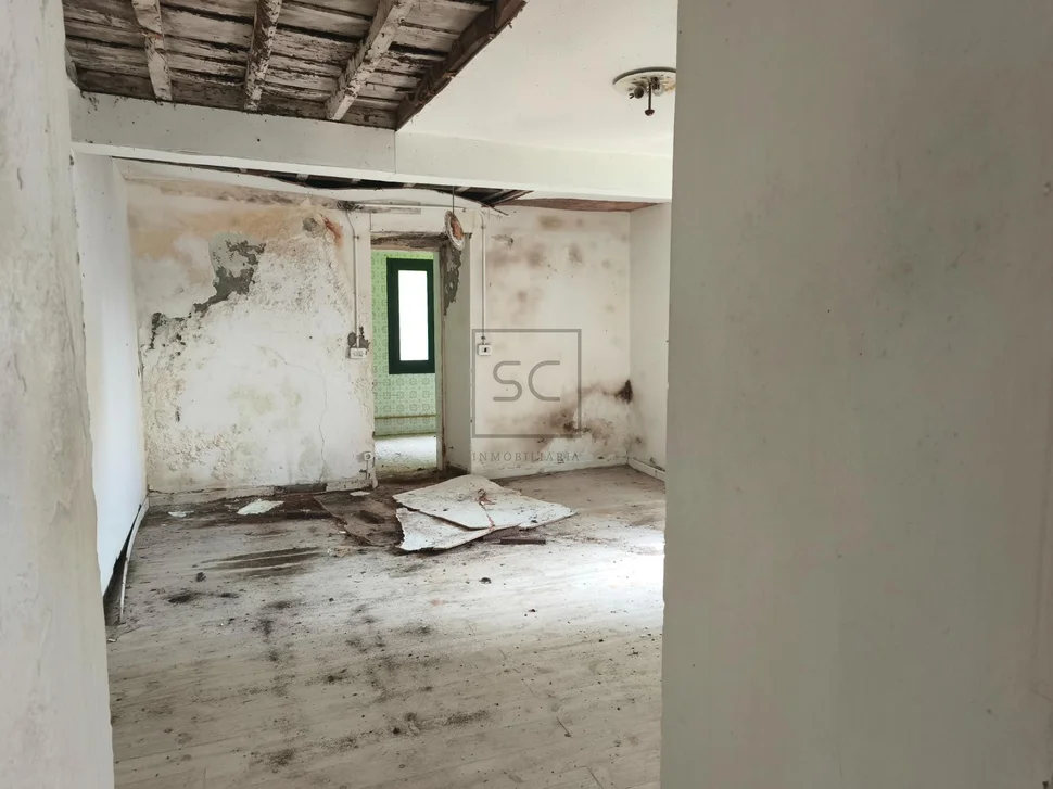 Casa de piedra con hórreo y finca en san sandurniño