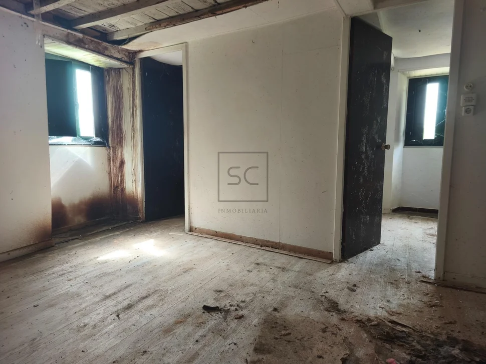 Casa de piedra con hórreo y finca en san sandurniño