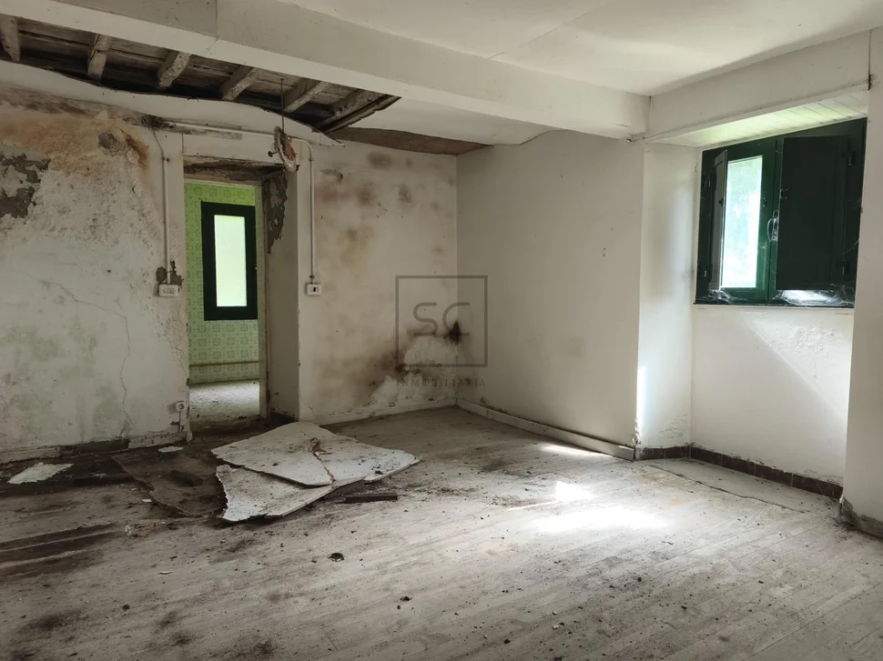 Casa de piedra con hórreo y finca en san sandurniño