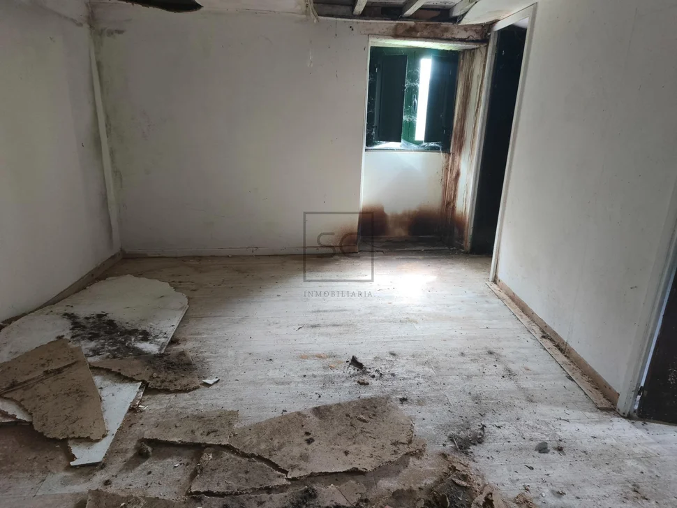 Casa de piedra con hórreo y finca en san sandurniño