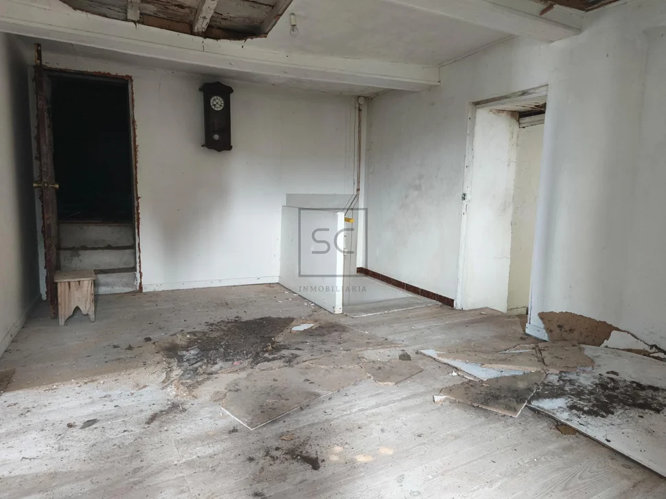 Casa de piedra con hórreo y finca en san sandurniño