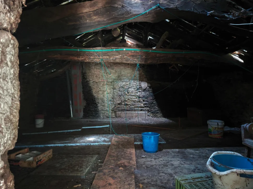 Casa de piedra con hórreo y finca en san sandurniño