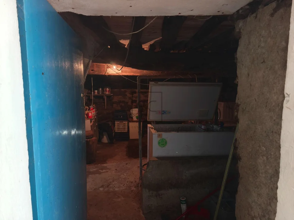 Casa de piedra con hórreo y finca en san sandurniño