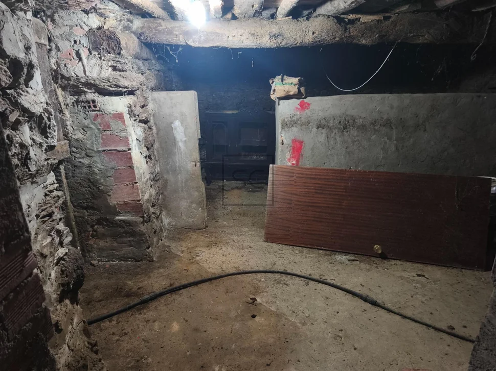 Casa de piedra con hórreo y finca en san sandurniño