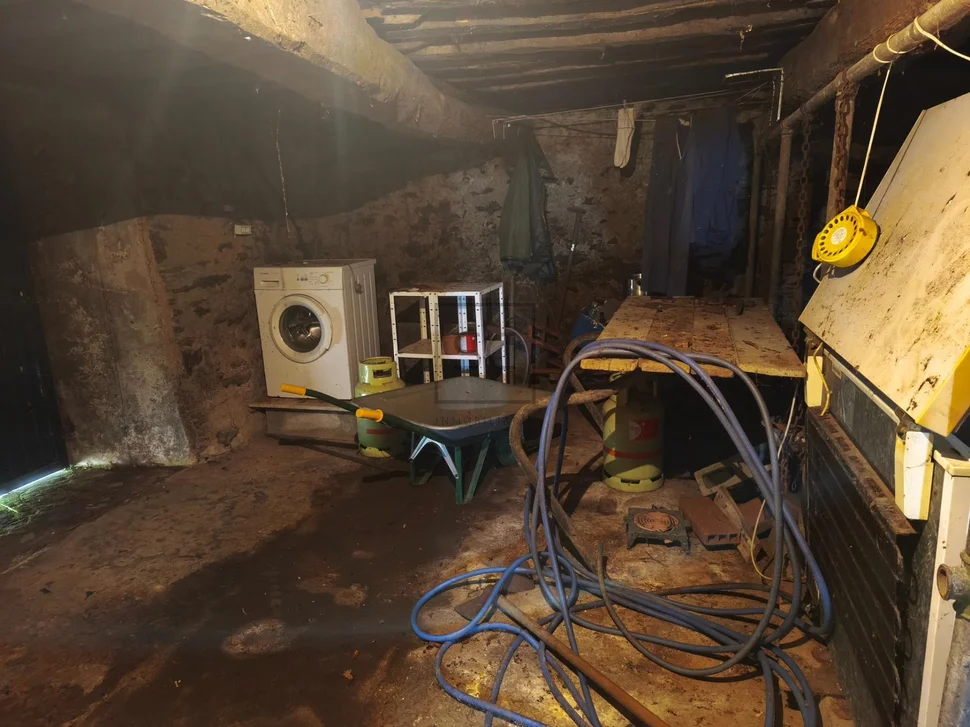 Casa de piedra con hórreo y finca en san sandurniño