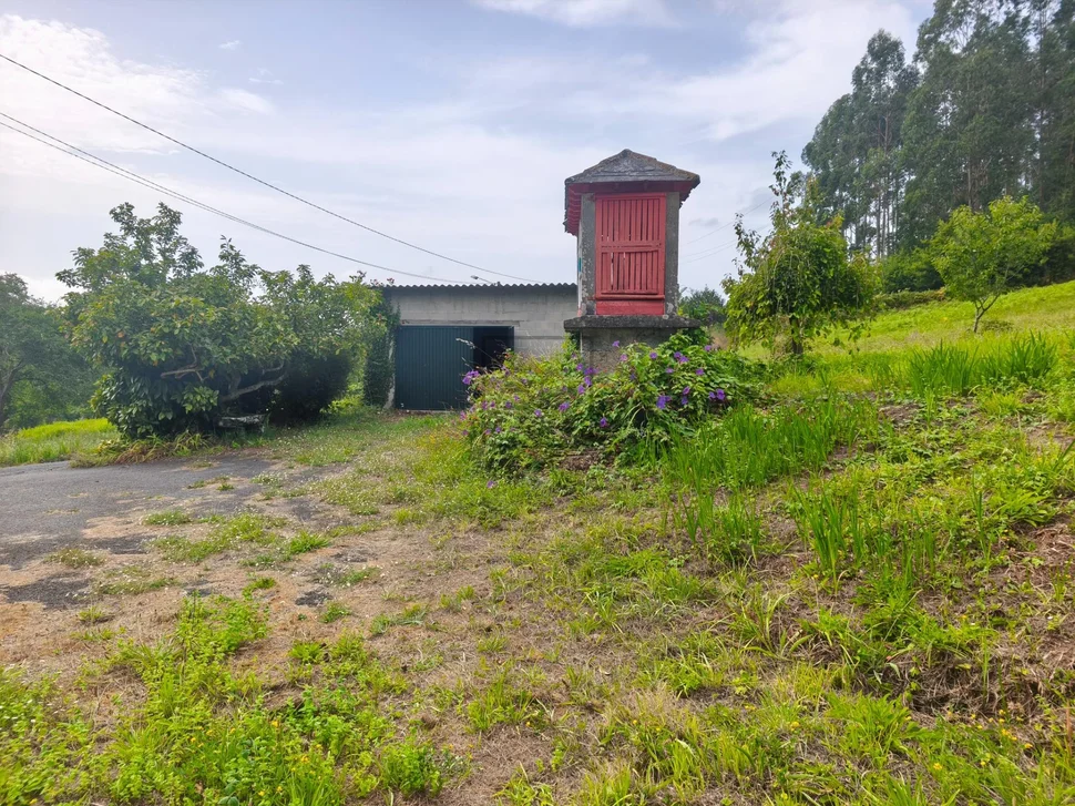 Casa de piedra con hórreo y finca en san sandurniño