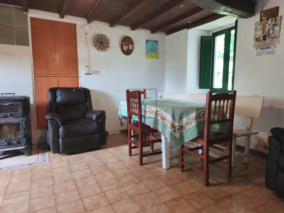 Casa de piedra con hórreo y finca en san sandurniño