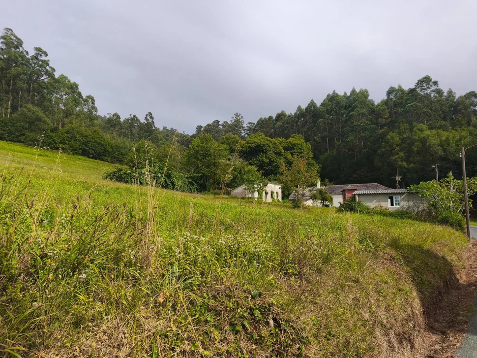 Casa de piedra con hórreo y finca en san sandurniño