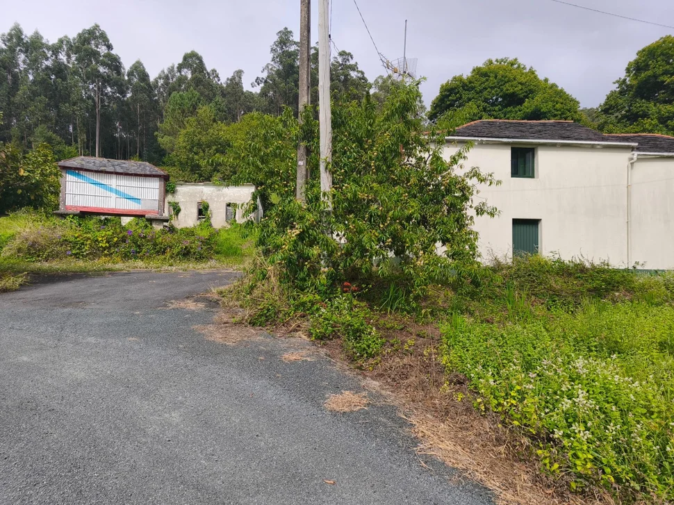 Casa de piedra con hórreo y finca en san sandurniño