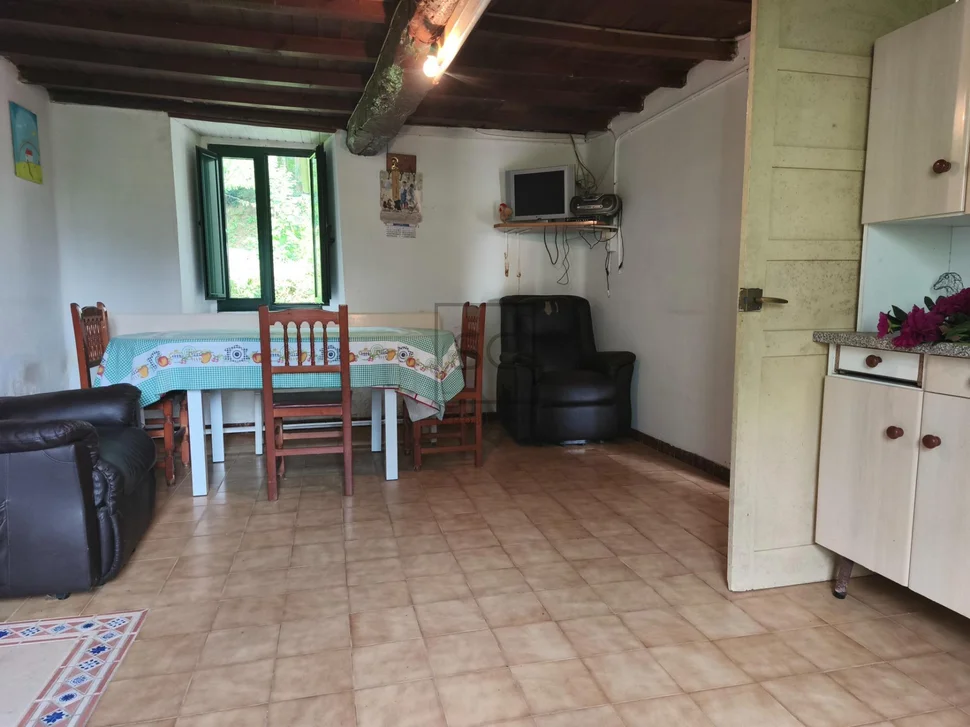 Casa de piedra con hórreo y finca en san sandurniño