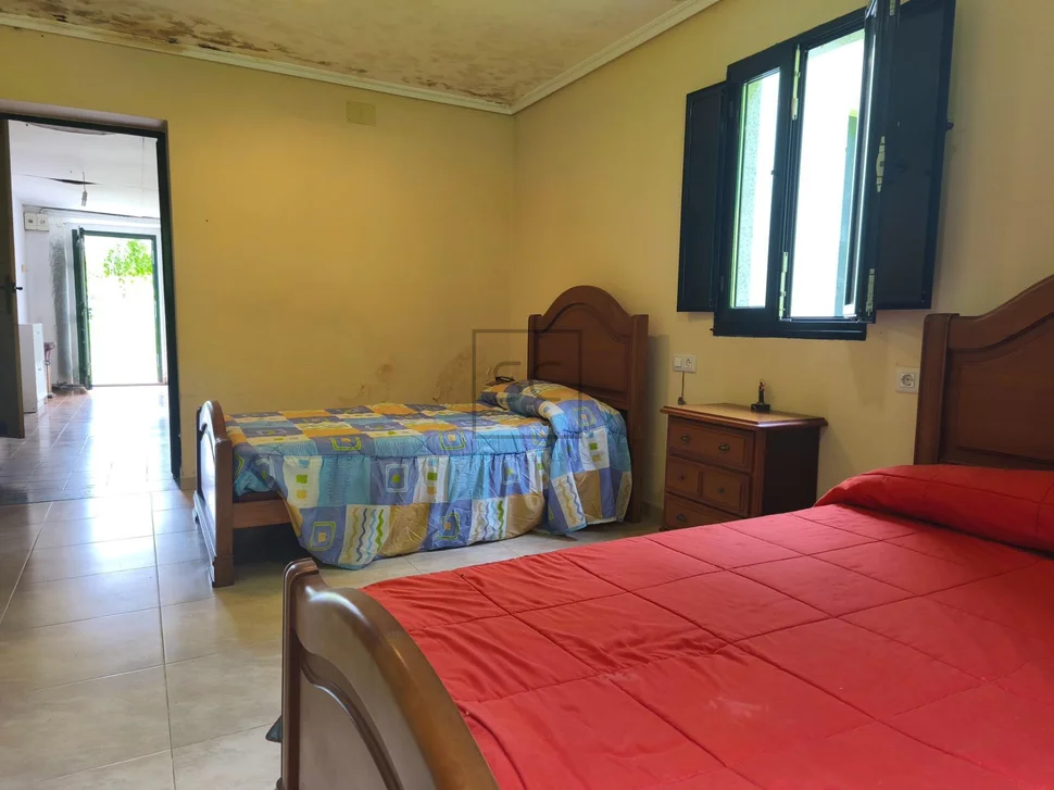 Casa de piedra con hórreo y finca en san sandurniño