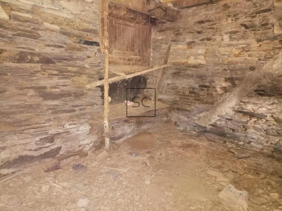 Casa de piedra para restaurar con finca edificable en sedes, narón