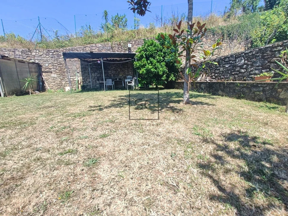 Casa de piedra para restaurar con finca edificable en sedes, narón